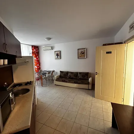 Sunny Апартамент *